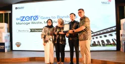 EVP Telkom Regional 2 Edie Kurniawan saat memberikan hadiah kepada juara Innovation Festival. (Sumber: Dok. Telkom Indonesia)