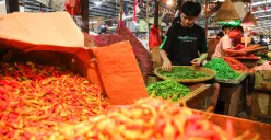 Pedagang menata cabai di Pasar Kramat Jati, Jakarta Timur, Minggu, 21 September 2025. (Sumber: Poskota/Bilal Nugraha Ginanjar)
