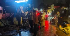 Petugas meninjau lokasi rubuhnya papan Reklame hingga menimpa tiga kios pedagang kali lima di Jalan Raya Sudimampir, Bojonggede, Kabupaten Bogor. (Sumber: Dok. Polsek Bojonggede)