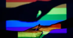 Ilustrasi tangan berpegangan dengan bendera LGBT. (Sumber: Poskota/Bilal Nugraha Ginanjar)
