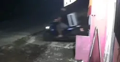 Tangkapan layar CCTV memperlihatkan rekaman pria bertubuh tambun mencuri AC di Kota Depok. (Sumber: Istimewa)