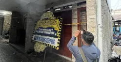 Suasana rumah duka ibu rumah tangga yang dibunuh suaminya sendiri di Gang Pandan II, Kedoya Selatan, Kebon Jeruk, Jakarta Barat, Selasa, 23 September 2025. (Sumber: POSKOTA | Foto: Pandi Ramedhan)
