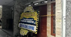 Suasana rumah duka ibu rumah tangga yang dibunuh suaminya sendiri di Gang Pandan II, Kedoya Selatan, Kebon Jeruk, Jakarta Barat, Selasa, 23 September 2025. (Sumber: POSKOTA | Foto: Pandi Ramedhan)