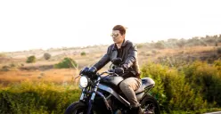 Prompt Gemini AI foto cowok menjadi sosok biker urban yang keren sedang naik motor gede (Sumber: Freepik/cookie_studio)