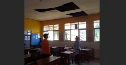 Petugas BPBD Kabupaten Bogor mengecek kondisi ruang kelas SDN 01 Cileuksa, Kecamatan Sukajaya, yang rusak akibat gempa. (Sumber: Dok BPBD Kabupaten Bogor)