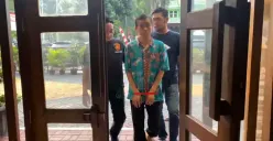 Wisman, pelaku pembunuhan istrinya di Kebon Jeruk, Jakbar, saat menyerahkan diri ke polisi. (Sumber: Istimewa)