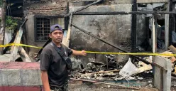 Pedagang menunjukan ruko yang terbakar di Pasar Krenso, Bidara Cina, Jakarta Timur, Rabu, 24 September 2025. (Sumber: Poskota/Muhammad Tegar Jihad)