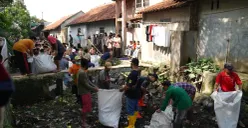 Warga membersihkan aliran sungai dari sampai menindaklanjuti surat edaran yang dikeluarkan Bupati Bogor. (Sumber: Pemkab Bogor)