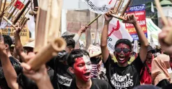 Unjuk rasa digelar di Monas dan Gedung DPR RI hari ini. (Sumber: Poskota/Bilal Nugraha Ginanjar)