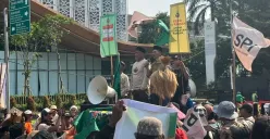 Massa berunjuk rasa di Medan Merdeka Selatan, Jakarta Pusat, Rabu, 24 September 2025. (Sumber: Poskota/Muhammad Tegar Jihad)