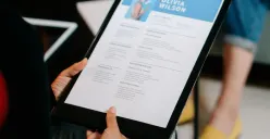 Kumpulan prompt Gemini AI untuk bikin CV kerja. (Sumber: Pexels/Cottonbro Studio)