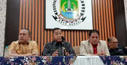 Badan Kehormatan DPRD Kota Bekasi saat menggelar mediasi perseteruan antara Arif Rahman Hakim dan Ahmadi Madong di Gedung DPRD, Bekasi Timur, Rabu 24 September 2025. (Sumber: POSKOTA | Foto: Nurpini Aulia Rapika)