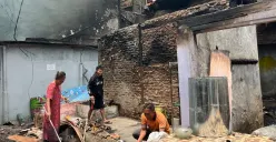 Situasi kios warung pasar Krenso Bidara Cina, Jakarta Timur, seusai terbakar, Rabu, 24 September 2025. (Sumber: Poskota/Muhammad Tegar Jihad)