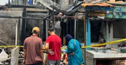 Situasi kios warung pasar Krenso Bidara Cina, Jakarta Timur usai terbakar, Rabu, 24 September 2025. (Sumber: Poskota/Muhammad Tegar Jihad)
