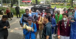Sejumlah mahasiswa saat melakukan aksi demonstrasi terkait dugaan flexing oleh Bebizie Sri Mulyati di Gedung DPRD DKI Jakarta, Rabu, 24 September 2025. (Sumber: POSKOTA | Foto: M Tegar Jihad)