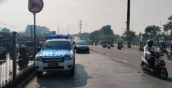 Satlantas Polres Metro Jakarta Barat menempatkan mobil tilang elektronik di tanjakan flyover Pesing wilayah Grogol Petamburan, Jakarta Barat. (Sumber: Dok Humas Polres Metro Jakbar)