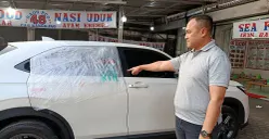 Peter Riano Rissi menunjukkan, kondisi kaca mobilnya yang pecah usai dibobol maling di Jalan Pramuka, Kecamatan Rawalumbu, Kota Bekasi. (Sumber: POSKOTA | Foto: Nurpini Aulia Rapika)