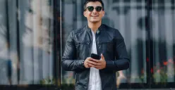 Prompt Gemini AI untuk menghasilkan foto cowok keren bergaya professional dan kasual yang tengah tren saat ini. (Sumber: Freepik/pressahotkey)