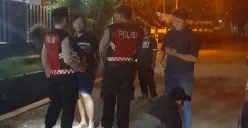 Polisi tengah memintai keterangan warga di TKP tawuran antar pemuda, kawasan Limo, Kota Depok. (Sumber: Poskota/Angga Pahlevi)