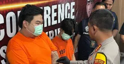 Dua pengelola situs judi online (judol) dalam jumpa pers di Mapolres Metro Jakarta Barat, Kamis, 25 September 2025. (Sumber: Poskota/Pandi Ramedhan)