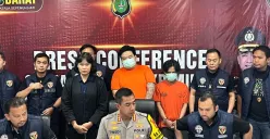 Dua orang pengelola situs judi online (judol) ditampilkan dalam jumpa pers di Mapolres Metro Jakarta Barat, Kamis, 25 September 2025. (Sumber: Poskota/Pandi Ramedhan)