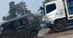 Kecelakaan melibatkan truk Hino dan Isuzu Panther di Tol Jagorawi KM 33, Kamis 25 September 2025. (Sumber: Istimewa)