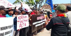 Ratusan nelayan di Desa Teluk, Kecamatan Labuan, Kabupaten Pandeglang, saat melakukan aksi demo di depan Kantor Syahbandar, Kamis, 25 September 2025. (Sumber: Poskota/Samsul Fatoni)