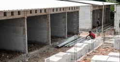 Para pekerja menyelesaikan pembangunan kios di Sentra Fauna Lenteng Agung, Jagakarsa, Jakarta Selatan. (Sumber: Poskota/Bilal Nugraha Ginanjar)