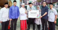Komisaris Independen PT PLN, Andi Arief (keempat dari kiri) menyerahkan bantuan satu unit mobil jenazah kepada Ketua Masjid Jami’ An-Nizhom, KH Luthfi Zawawi (ketiga dari kiri) di Cipulir, Jakarta Selatan. (Sumber: Dok. PLN UID Jakarta Raya)