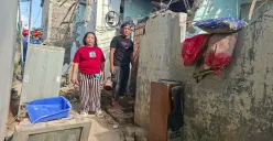 Rudi bersama istri mencari sisa barang dari rumahnya yang roboh di Rangkapan Jaya Lama, Pancoran Mas, Kota Depok, Jumat, 26 September 2025. (Sumber: Poskota/Angga Pahlevi)