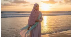 Kumpulan prompt dan langkah edit foto menggunakan Gemini AI dengan tema wanita berhijab di pantai saat sunset untuk dijadikan inspirasi. (Sumber: Freepik)