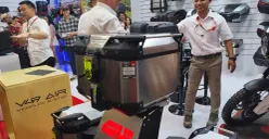GIVI Indonesia perkenalkan jajaran top box dan side box terbaru di IMOS 2025. (Sumber: Poskota/Erwan Hartawan)