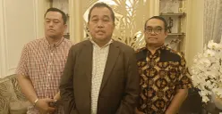 Keluarga korban Kepala Cabang (Kacab) Bank Rakyat Indonesia (BRI) Cempaka Putih, Mohamad Ilham Pradipta (MIP), 37 tahun, bersama kuasa hukumnya. (Sumber: Poskota/Ali Mansur)