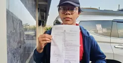 Seorang kurir melaporkan dugaan penganiayaan saat mengantar paket di Mapolres Metro Bekasi Kota, Jumat, 26 September 2025. (Sumber: Poskota/Nurpini Aulia Rapika)