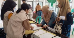 Ratusan perangkat desa di Kecamatan Cadasari, Kabupaten Pandeglang, mengikuti tes urine. (Sumber: Dok. Kecamatan Cadasari)