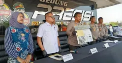 Polisi menunjukan barang bukti kasus asusila anak di bawah umur di Mapolres Metro Bekasi Kota, Jumat, 26 September 2025. (Sumber: Poskota/Nurpini Aulia Rapika)