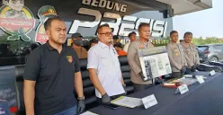 Polisi menunjukkan barang bukti kasus curanmor di Bekasi Barat saat konferensi pers di Mapolres Bekasi Kota, Jumat, 26 September 2025. (Sumber: Poskota/Nurpini Aulia Rapika)