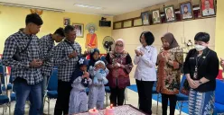 Tangis haru menyelimuti pertemuan anak perempuan terlantar dengan ayah kandung dan saudara kembarnya setelah bertahun-tahun terpisah. (Sumber: Dok. Bareskrim Polri)