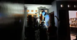 Anggota Polsek Cimanggis melakukan olah TKP rumah dibobol maling daerah Tapos, Kota Depok. (Sumber: Polsek Cimanggis)