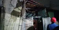Petugas Damkar melakukan Assesment rumah roboh akibat hujan deras berhasil selamatkan satu keluarga. (Sumber: Damkar Kota Depok)
