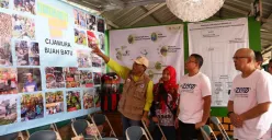 VP Sustainability Telkom Gunawan Wasisto dan GM Telkom Witel Bandung Ferry Zuljanna saat mengunjungi Desa Cijawura, Kecamatan Buah Batu, Kota Bandung. (Sumber: Dok. Telkom Indonesia)
