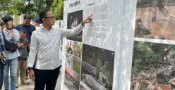 Wamendagri, Bima Arya melihat pameran foto Satu Dekade PFI Bogor di Alun-Alun Kota Bogor, Jumat, 26 September 2025. (Sumber: Dok. PFI Bogor)
