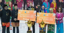 Pemenang Abang dan None Jakarta 2025 menerima hadiah tabungan senilai Rp100 juta dari Bank Jakarta pada malam puncak pemilihan di Taman Ismail Marzuki, Jakarta, Jumat, 26 September 2025. (Sumber: Istimewa)