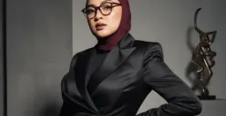 Hasil foto mirip photoshoot yang sedang tren hanya menggunakan prompt Gemini AI. (Sumber: Google Gemini)