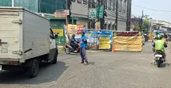 Situasi lalu lintas di Jalan Raya Asrama Kostrad, Kecamatan Cilodong, Kota Depok. (Sumber: POSKOTA | Foto: Angga Pahlevi)