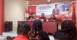 Anggota DPRD Jabar, Pipik Taufik Ismail (tengah) saat menyosialisasikan Perda di Kantor DPC PDIP Purwakarta, Sabtu, 27 September 2025. (Sumber: POSKOTA | Foto: Dadan Sukmana)