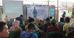Manager PLN UP3 Bintaro, Hendar Prisnadianta saat memberikan sosialisasi keamanan instalasi kelistrikan dan penggunaan peralatan ber-SNI kepada para pedagang dan warga di Pasar Saraswati, Ciledug. Dok. (Sumber: PLN UID Jakarta Raya)