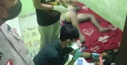 Petugas mengidentifikasi TKP penemuan mayat lelaki di kontrakan, Gang Roda, Kelurahan Sindangbarang, Kota Bogor. (Sumber: Dok Polsek Bogor Barat)