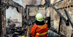 Potret petugas Gulkarmat Jakarta Barat memadamkan api saat insiden kebarakan Tamansari, Jakarta Barat pada Minggu, 28 September 2025. (Sumber: Poskota/Bilal Nugraha Ginanjar)