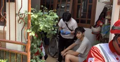 Salah satu warga diberikan oksigen karena mengalami sesak setelah berusaha memadamkan api yang membakar rumahnya di Kelurahan Tangki, Tamansari, Jakarta Barat, Minggu, 28 September 2025. (Sumber: POSKOTA | Foto: Pandi Ramedhan)